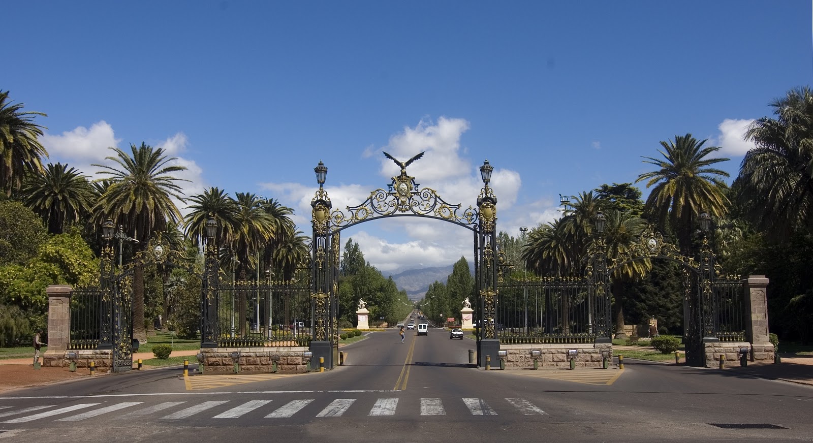 City Tour Mendoza: Historia, Cultura y el Oasis Urbano